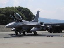 AMERICKÉ LIETADLÁ F- 16 v KUCHYNI