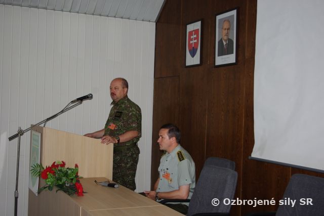 Minister obrany poďakoval profesionálnym vojakom za pomoc pri povodniach