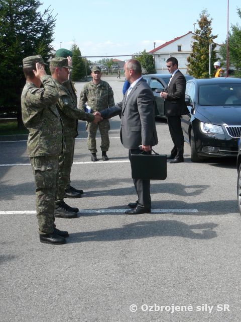 Návšteva ministra obrany u delostrelcov