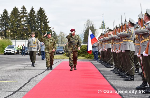 Nemecký náčelník Generálneho štábu navštívil 81. krídlo Sliač 