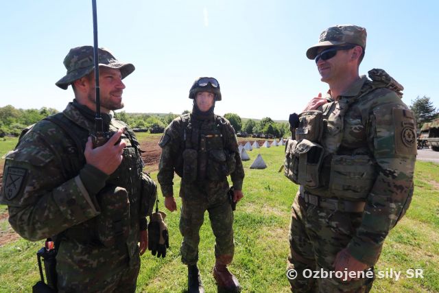 Američania v zostave nitrianskeho práporu