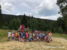 Deti str�vili doobedie s vojakmi