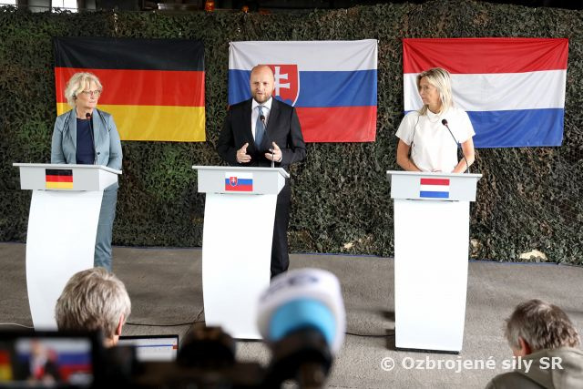 Návšteva holandskej a nemeckej ministerky obrany na Sliači