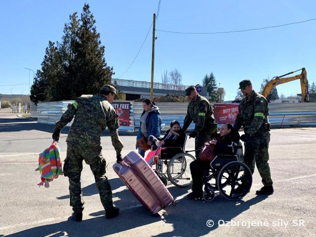 Príslušníci vzdušných síl pomáhajú na východnej hranici