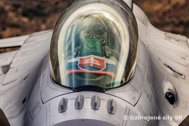 Ukončenie výcviku prvého pilota - inštruktora pre F-16 Block 70 