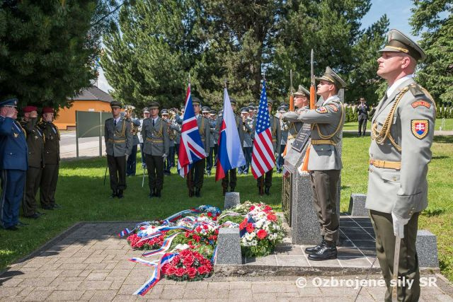 Pietna spomienka na amerických a britských vojakov, ktorí padli v SNP