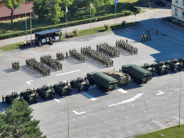Slávnostný nástup pri príležitosti 12. výročia vzniku 65. prieskumného práporu a posvätenia novozavedenej techniky