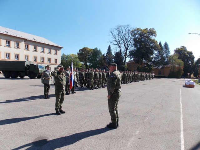 Plukovník generálneho štábu Miloš Sopoliga sa po 33 rokoch rozlúčil s profesionálnou kariérou a odovzdal velenie 4. pluku logistiky