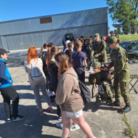 Deti z materských a základných škôl na letisku v Kuchyni